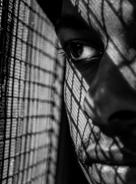 “Vrouw kijkt uit het raam en reflecteert op haar burn-out en de last van erfelijk familie trauma”